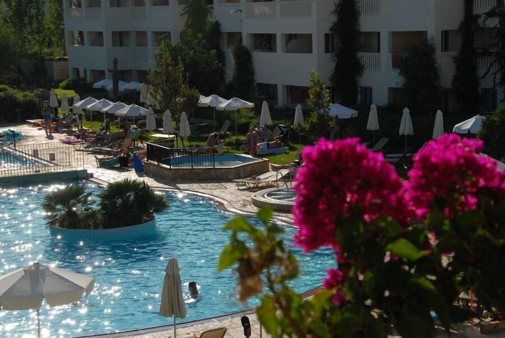 Bitzaro Grande Hotel & Suites Kalamákion Esterno foto